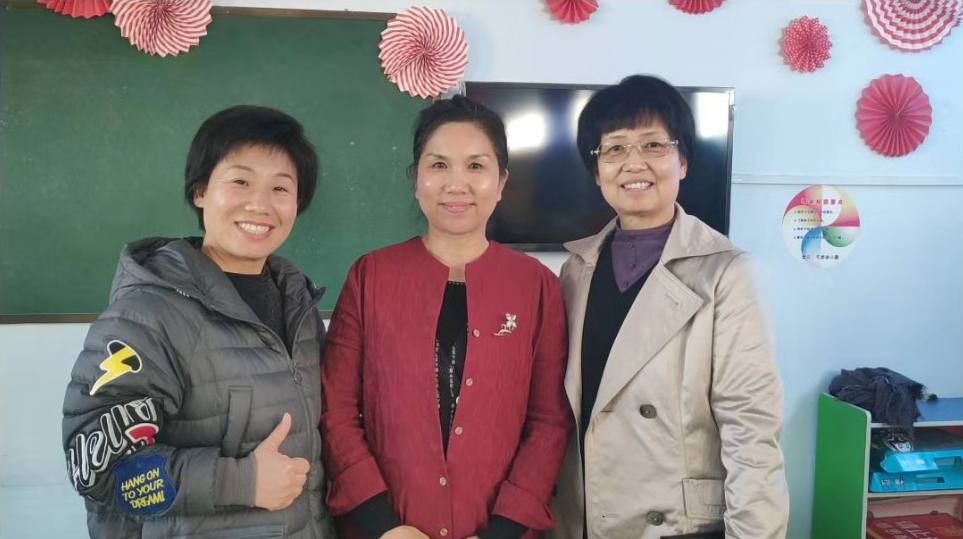 2019年張慧珍鞏義學(xué)習(xí)與明德張校長(zhǎng)老師合影